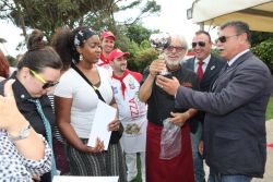 LAPILLI Alfredo Folliero consegna la coppa alla squadra vincente a Massimiliano BracalèIMG 3512