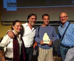 LAPILLI Giuseppe Bellone consegna a Matteo Garrone la Mater Matuta