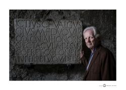 LAPILLI Adrian Maben davanti iscrizione Anfiteatro Pompei