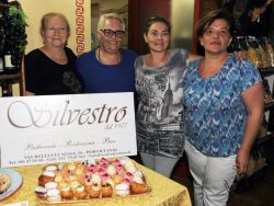 LAPILLI al centro le titolari del ristorante e della pasticceria Silvestro IMG 4441