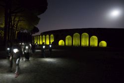LAPILLI. Pompei Anfiteatro e visitatori con lucciole