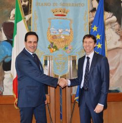 LAPILLI Da sinistra il Sindaco di Piano di Sorrento Giovanni Ruggiero e il Console francese Jean Paul Seytre