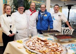 LAPILLI da sin. Rossella Ricci ed il papà Nicola i maestri pizzaioli Diego Viola Umberto Fornito e Gaetano Abbate IMG 6254