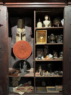 11 Mnemosyne Il Teatro della memoria Atto II Scena I Larmadio delle curiosità Ph Giacomo Galliina bassa 250