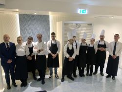 IMG 2364 Maître con gli chef e brigata cucina 250