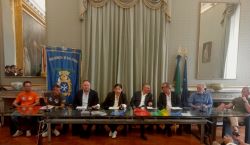 Il tavolo della conferenza di note in vacanza 250
