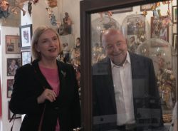 Elsabetta Moro e Marino Niola Nelle botteghe di San gregorio armeno Scena docufilm Gesu a Spaccanapoli 250