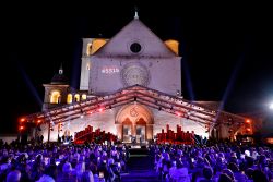 Con il Cuore copyright sala stampa sacro convento 250