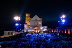 SALA STAMPA CON IL CUORE 250