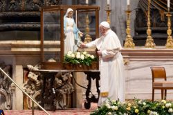 foto papa Madonna vaticano 250